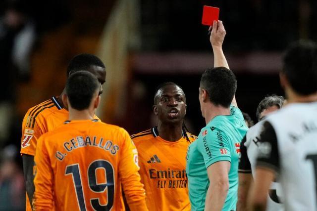Real Madrid : Vinicius Jr s'excuse après son carton rouge face à Valence