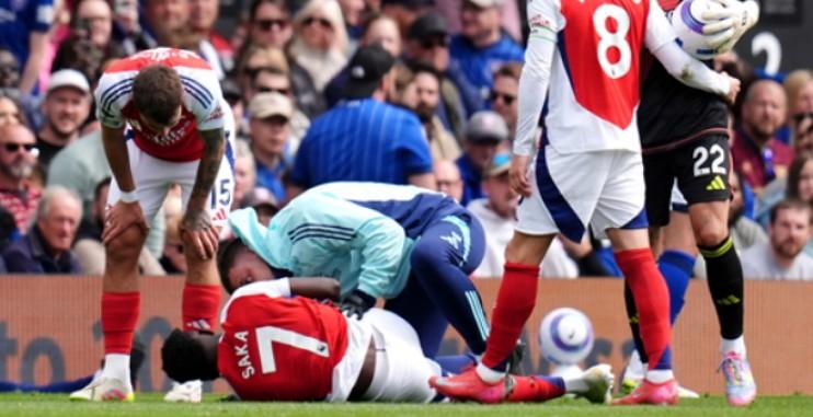 Bukayo Saka inquiète avant le choc Arsenal-PSG : blessure à la cheville, un doute plane