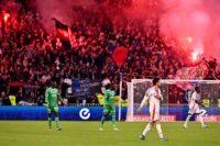 🔥 Les supporters de l’OL jubilent : la relégation de l’ASSE enflamme le Groupama Stadium