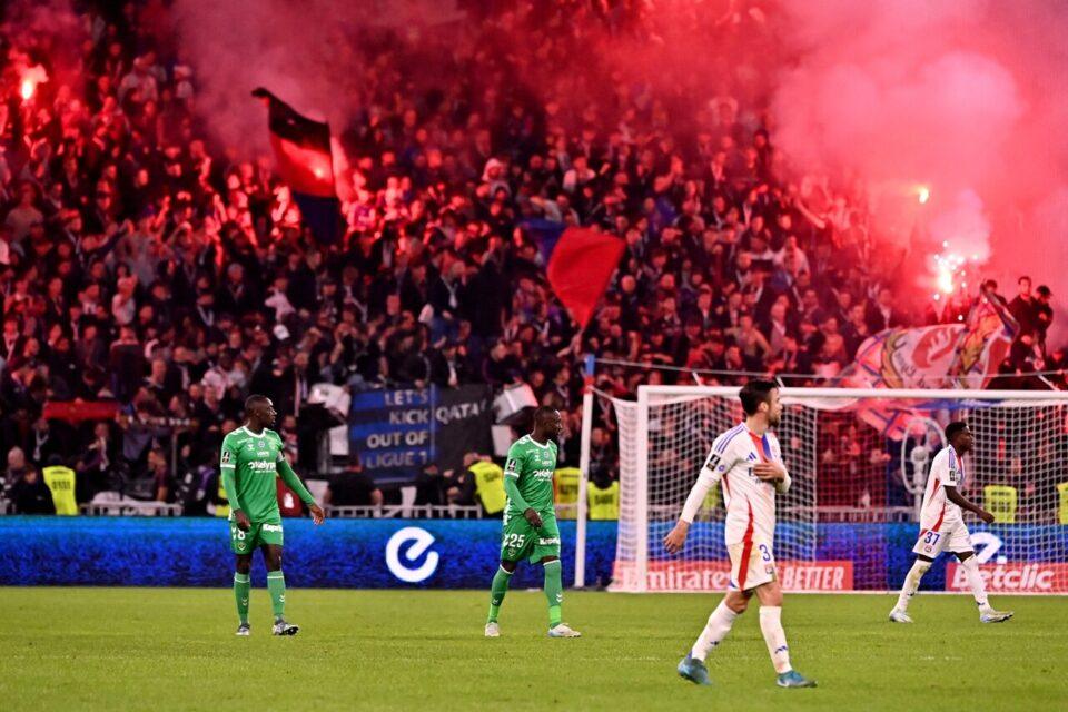 🔥 Les supporters de l’OL jubilent : la relégation de l’ASSE enflamme le Groupama Stadium
